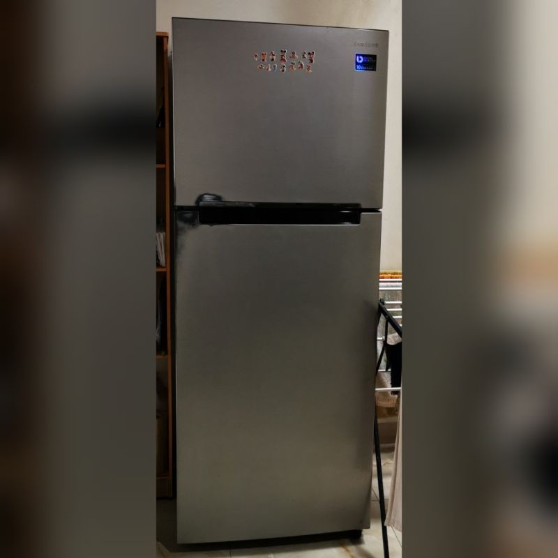 Kulkas 2 pintu Samsung RT38FAADDSA kapasitas 385L bekas kondisi jalan