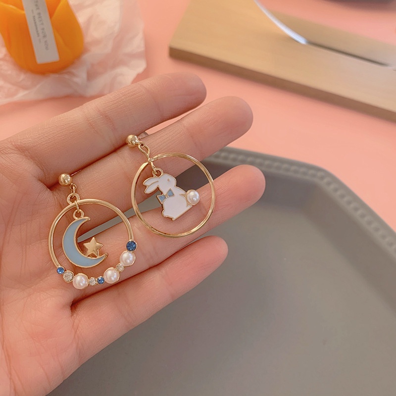 Anting Tusuk Asimetris Desain Bulan / Kelinci / Bunga / Kucing / Bintang Hias Berlian Untuk Wanita