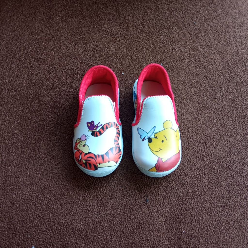 Keyla - Sepatu Slip On Motif Winnie The Pooh Terbaru Dan Trendi - Putih