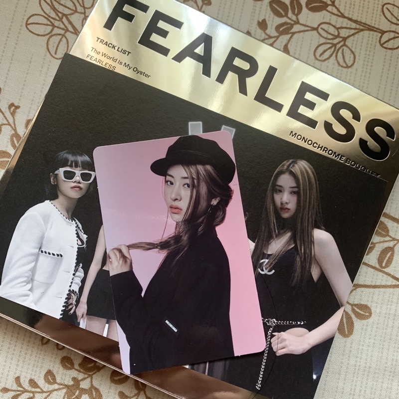 PC Yunjin Double sided + Album Unsealed Le Sserafim Monochrome Bouquete Pink