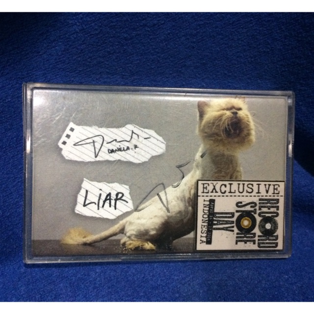 kaset Danilla “LIAR” + tanda tangan