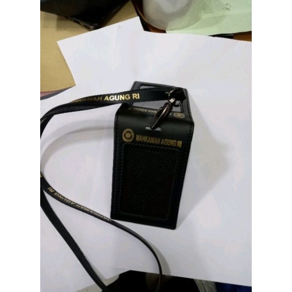 

HenJO Name Tag Id Card Tempat Kartu Plus Tali Logo Mahkamah Agung RI MA RI 2 Muka