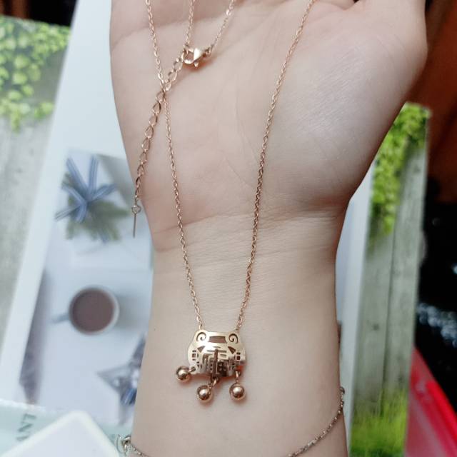 Kalung titanium anti karat tulisan Fu mandarin artinya hoki /kalung fu titanium impor /model berbaru