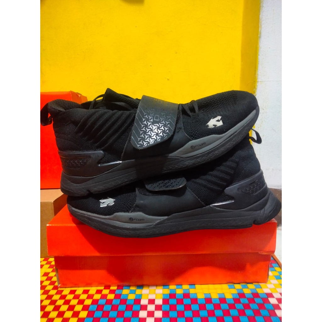 PROMO SEPATU VOLI/BASKET, DESCENTE SECOND ORIGINAL LIKE NEW SIZE 41