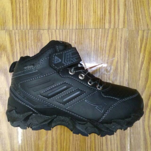 Sepatu sekolah hitam ardiles.