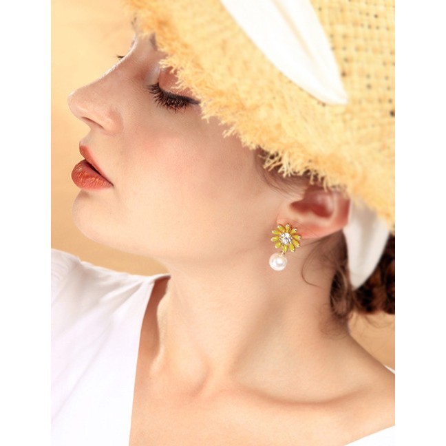 LRC Anting Tusuk Fashion Short Drop Glaze Flower S925 Sterling Silver Pearl Earrings Pearl D09025