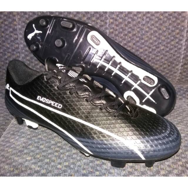 Sepatu bola puma evospeed hitam