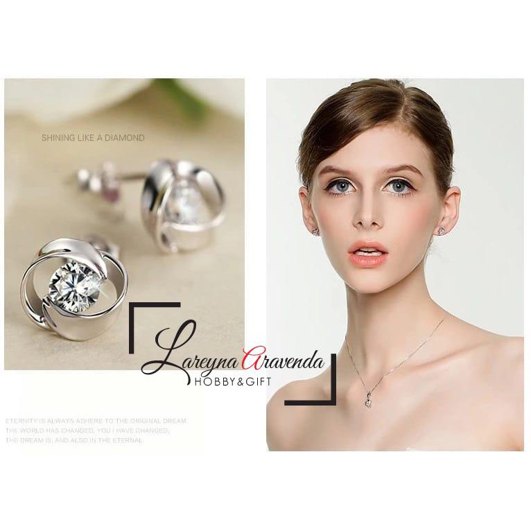 Anting Titanium Wanita Model Bunga Kristal Crystal Swarovski AT011