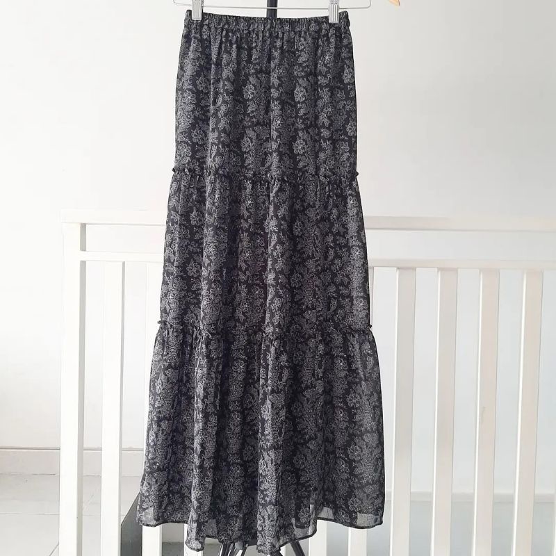 long tiered skirt by Uniqlo