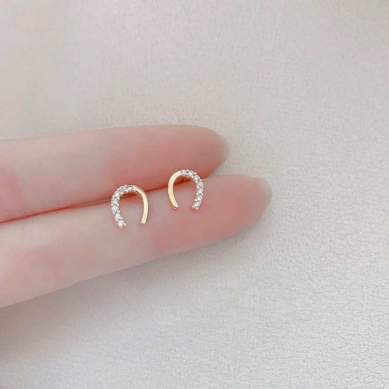 1 Pasang Anting Stud Bentuk U Bahan Zirkon Gaya Korea Untuk Wanita