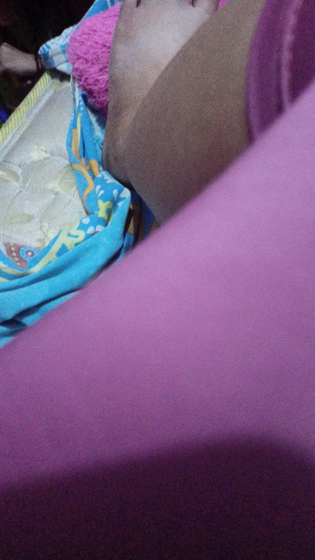 Wallpaper Dinding Motif Polkadot Ranting Ungu