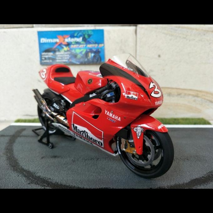 Open DS] Tamiya Max Biaggi Tahun 2001 Yamaha YZR 500 skala 12