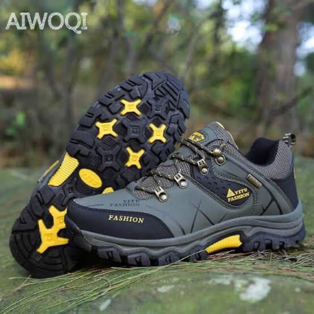 Sepatu Pria Outdoor Naik Gunung Tahan Cuaca Anti Selip Merk AIWOQI (Preloved)