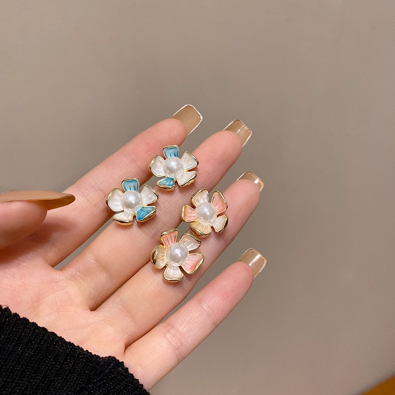 Anting Stud Bentuk Bunga Tiga Dimensi Aksen Mutiara Gaya Vintage Korea