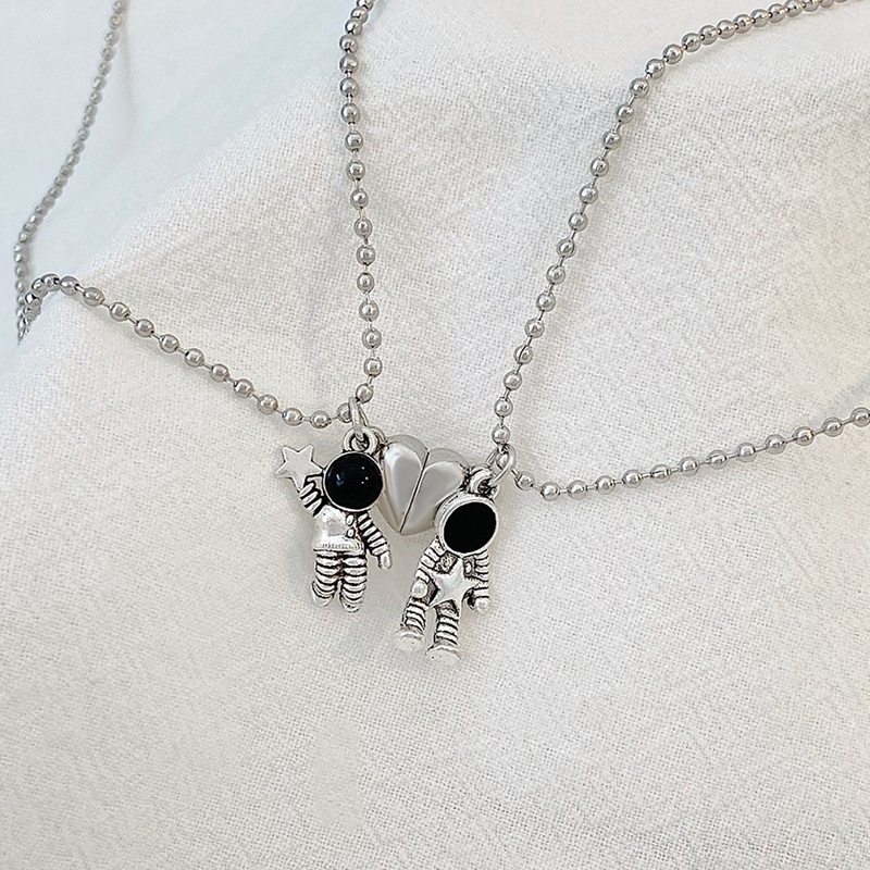 2pcs Kalung Liontin Astronot Hati Magnetik Minimalis Untuk Pasangan