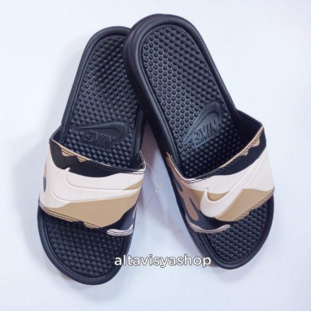 Sandal Slop Nike Benassi Swoosh pria & wanita-Cow motif