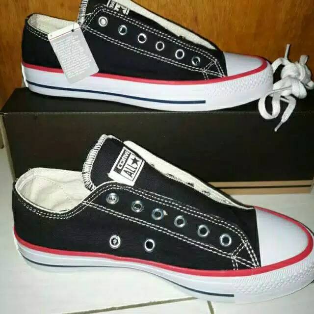 Sepatu sneakers hitam list merah