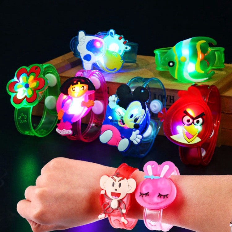 Gelang Motif Kartun Lucu Dengan Lampu LED Kristal Transparan, Warna Acak