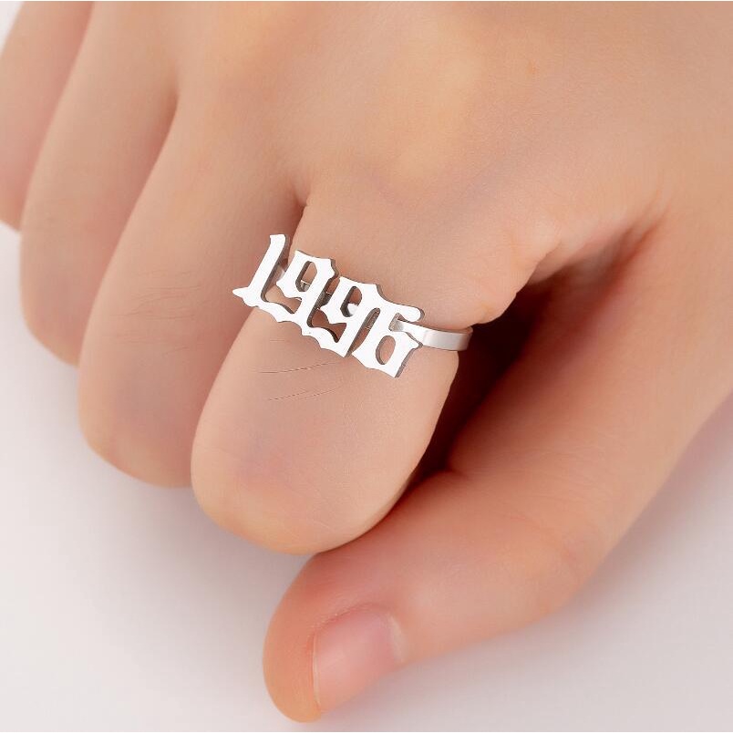 Cincin Desain Angka Tulisan Tanggal Tahun Kelahiran 1980-2001 Dapat Disesuaikan Bahan Stainless Steel Untuk Pria Dan Wanita