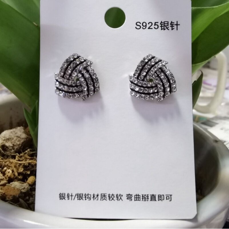 Anting Zircon Bentuk Segitiga Gaya Kasual Untuk Wanita