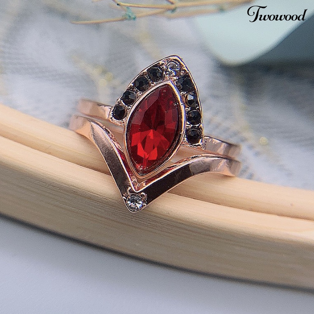 2pcs / Set Cincin Kristal Berlian Imitasi Bahan Alloy Warna Merah Prismatik Gaya Retro Untuk Pasangan