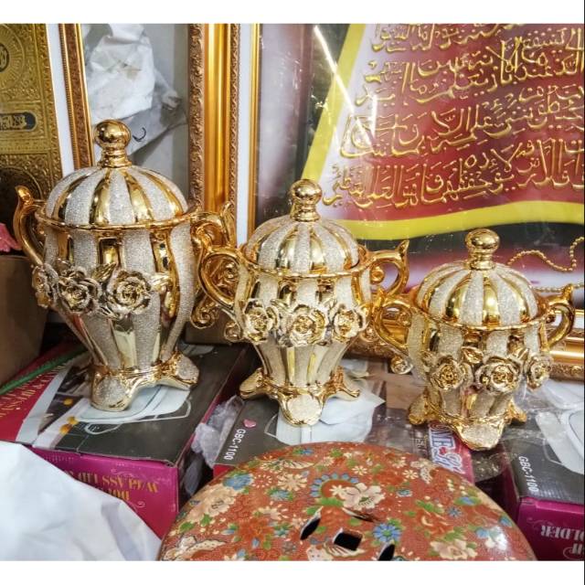 Pajangan keramik guci tutup gold '3 besar 01