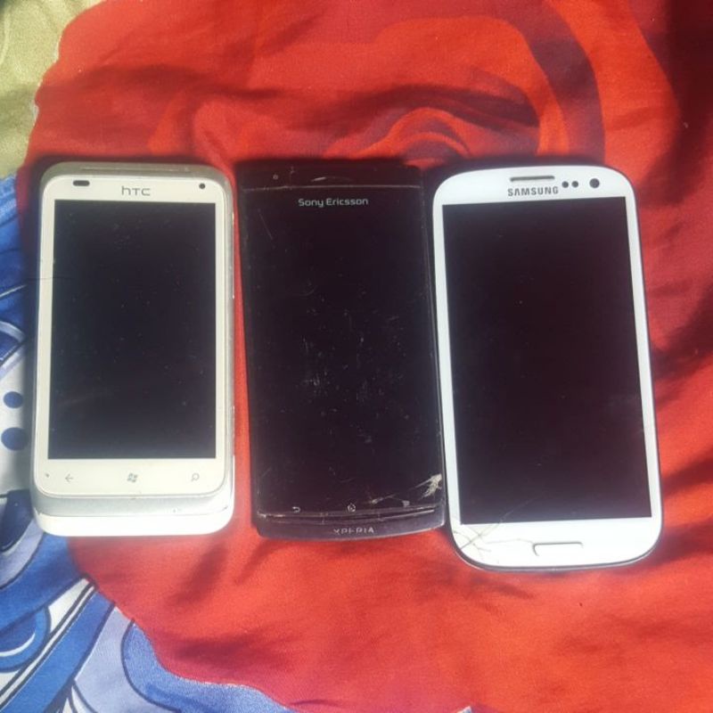 hanphone samsung s3 i9300, galaxy young s5312, sony xperia LT18i dan htc radar matot untuk kanibalan