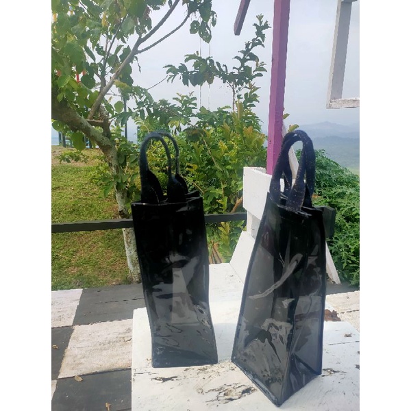 tas botol minum 2 liter bahan mika warna hitam size 12*12*33 cm tali webbing