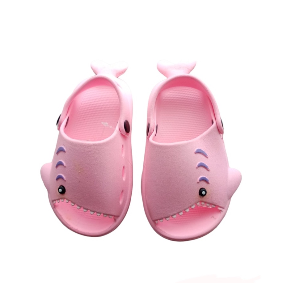 Sendal Anak Perempuan IMPORT Usia 3 4 5 Tahun Baby Shark Lentur Elastis - Sepatu Sandal Slop Anak Cewek Model Ikan Lucu PINK Sendal Anak Cowok Cewek Kret Anti Licin Sendal Slop Anak Tali Belakang Nyaman Dipakai Size 24-28