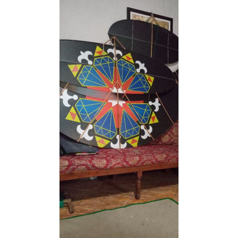Layang layang Gapangan pegon ceper motif diamond
