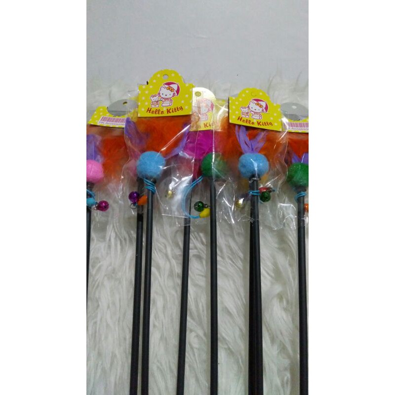 Mainan Kucing Stik Plastik Kaku Panjang 33Cm ,Bulu Ayam Diwarna, Kerincing 1, PomPom 1