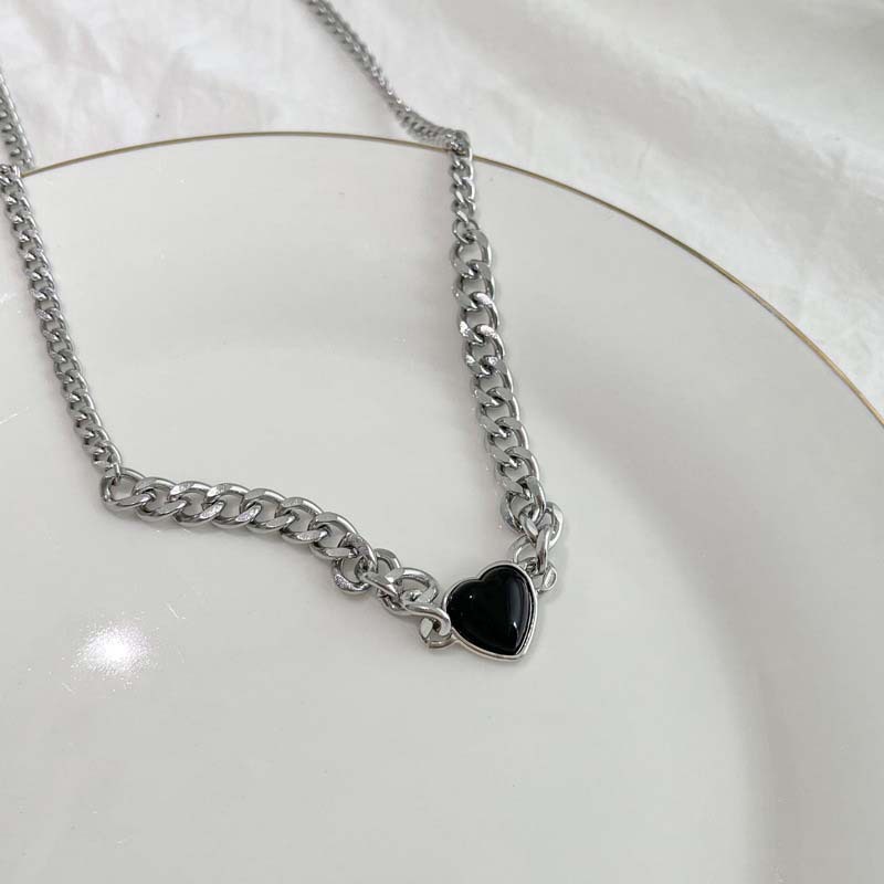 Kalung Liontin Hati Hitam Bahan Alloy Warna Silver Gaya Retro Untuk Wanita