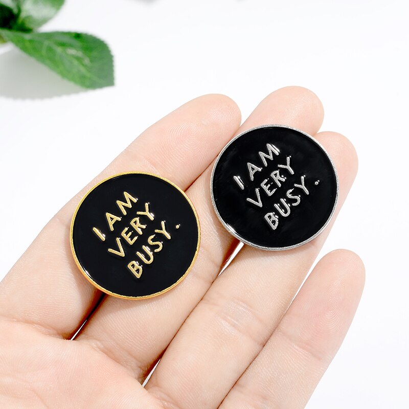 Bros Pin Enamel Desain I AM VERY BUSY Bentuk Bulat Warna Hitam Untuk Hadiah