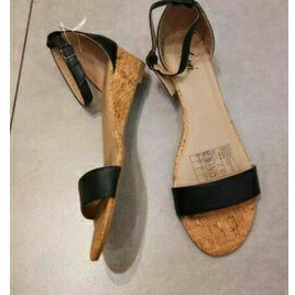 sepatu sandal fioni
