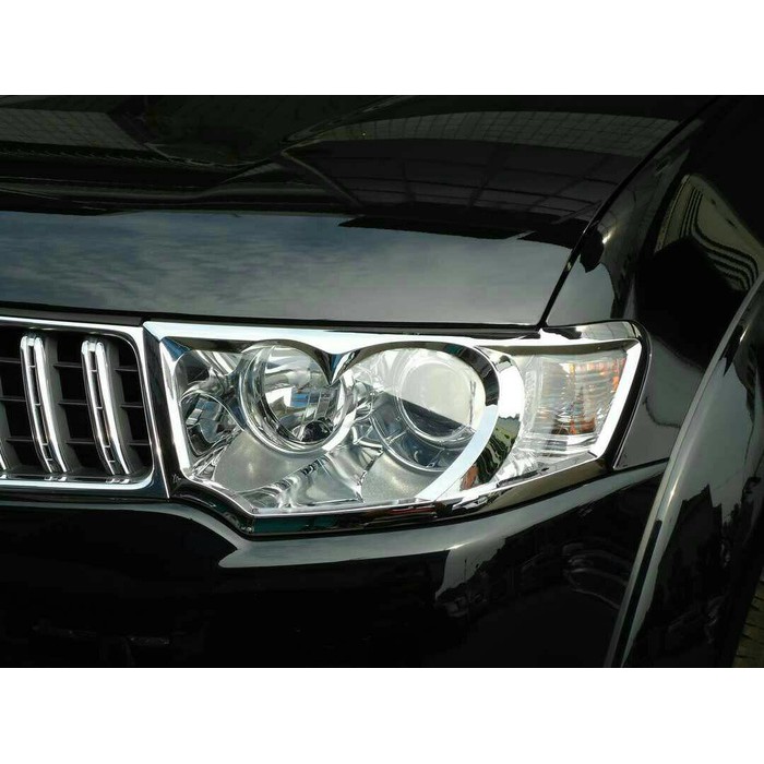 Garnish list lampu depan pajero sport