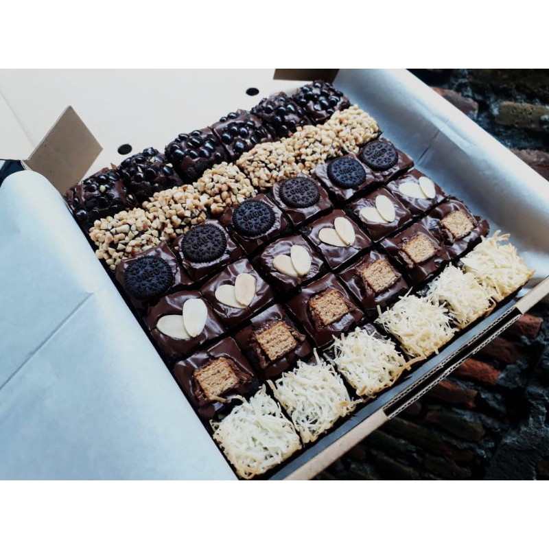 

FUDGY BROWNIES TOPPING PILIH