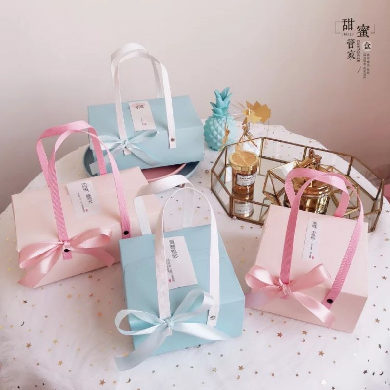 Gift Box Dengan Gagang/Kotak Hampers Kado/Dus Kue