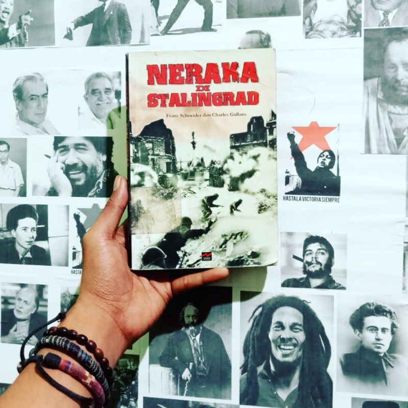 Neraka di Stalingrad by Charles Gullans & Franz Schneider