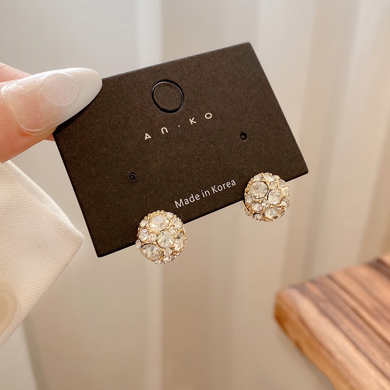 Anting Stud Bola Magnetik Aksen Berlian Imitasi Gaya Vintage Untuk Wanita