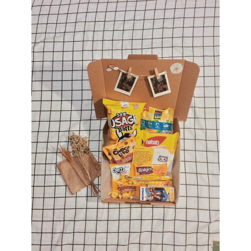 

SNACK BOX REGULER + 2 POLAROID + CARD