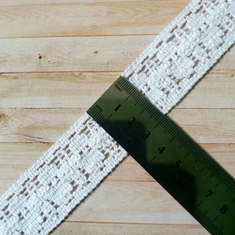 per meter,renda katun tengahan warna putih lebar 3 cm.