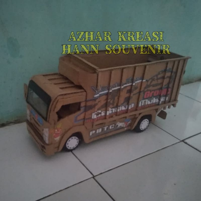 Miniatur truk kardus