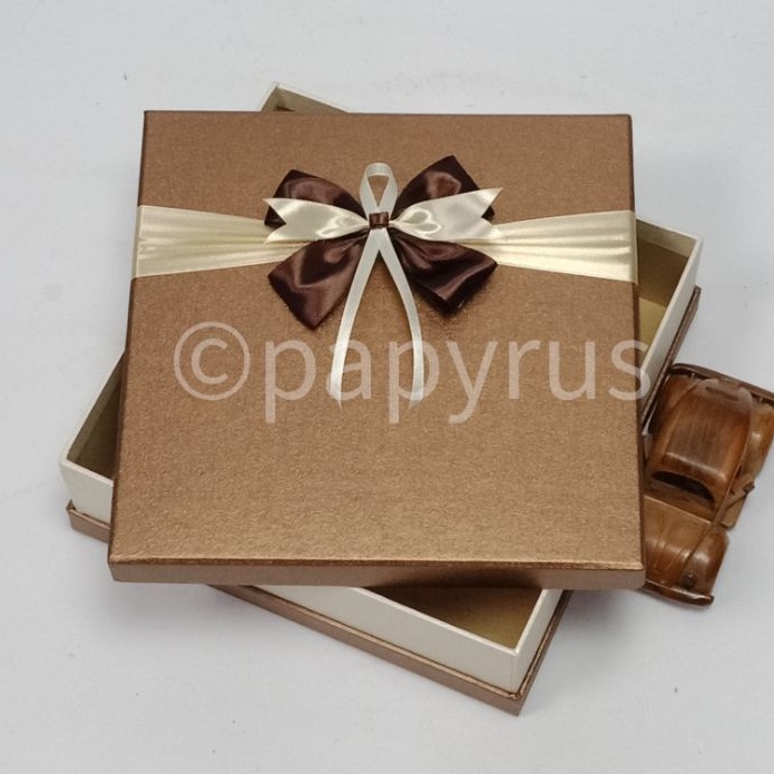 

PAPYRUS Sandwich 25x25 Tinggi 8cm Kotak Kado Gift Box Pita B