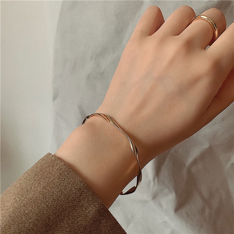 Gelang Bangle Model Terbuka Bahan Stainless Steel Gaya Vintage Untuk Wanita