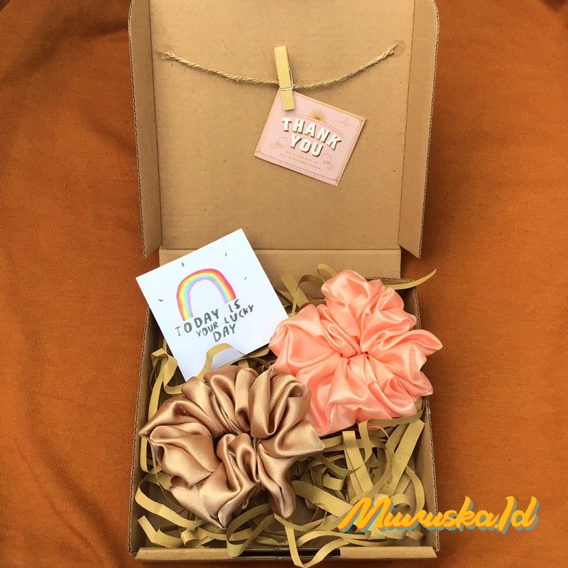 

Hampers Scrunchies aesthetic 2pcs+Box Gift box paket