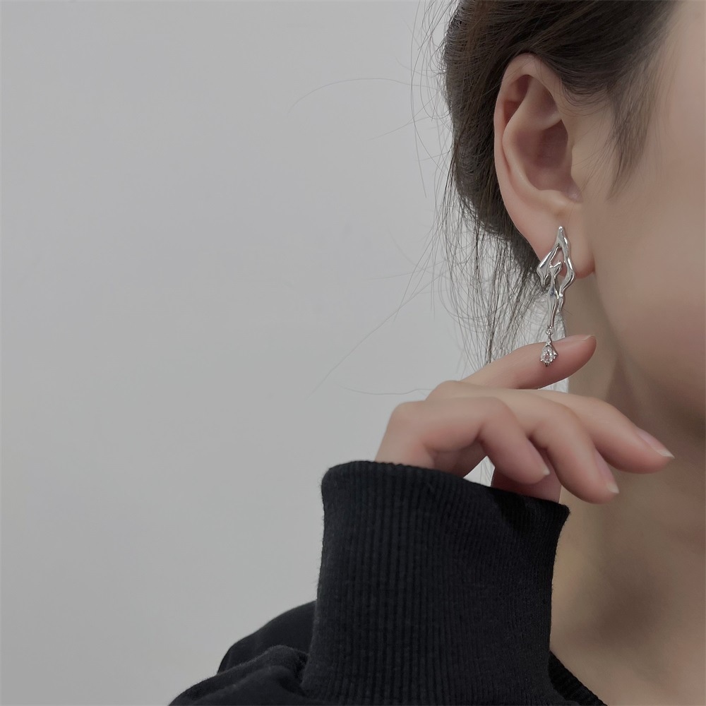 Anting Tusuk Asimetris Model Tetesan Air Mewah Gaya Korea Untuk Wanita