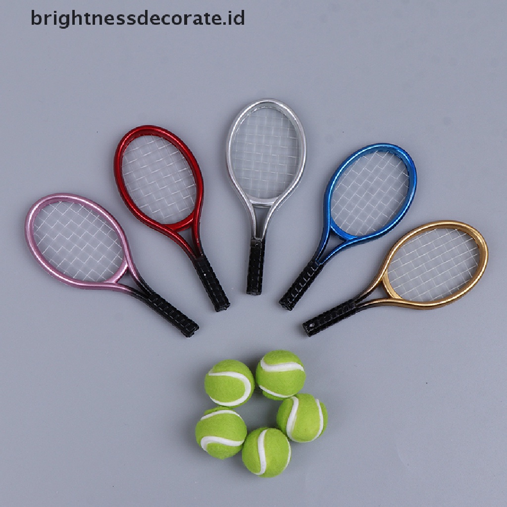 (Birth) 2pcs Miniatur Raket Tenis + Bola Skala 1: 6 1: 12 Untuk Aksesoris Rumah Boneka