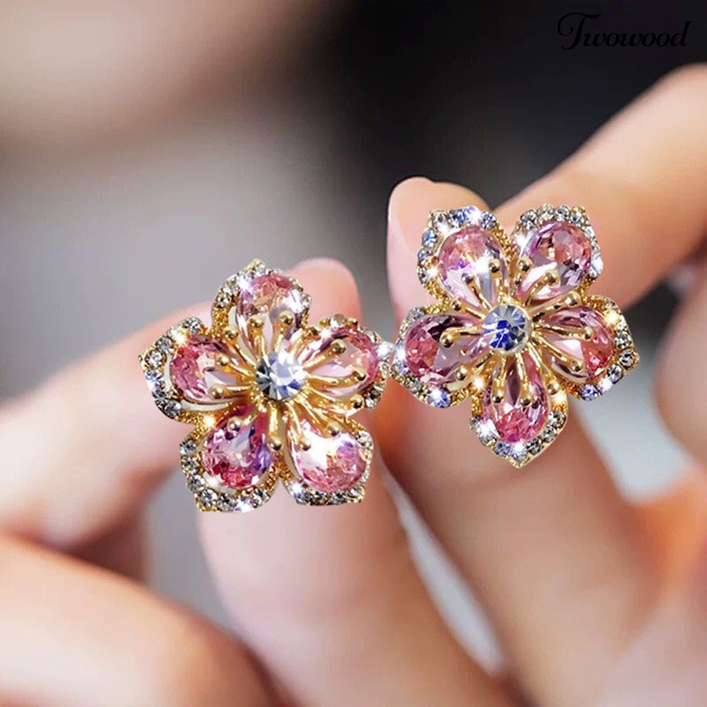 1 Pasang Anting Stud Bentuk Bunga Aksen Glitter Bahan Alloy Tahan Lama Untuk Wanita