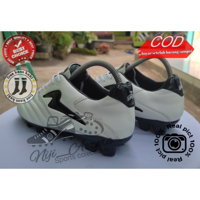 SEPATU BOLA TERBARU SPECS KULIT WARNA PUTIH/HITAM PAS DIKAKI MANTAP DIHATI