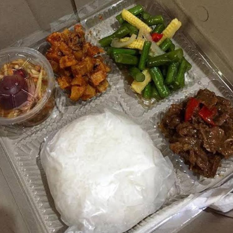 

Bisa COD Paket Nasi Box Syukuran Kehamilan Lengkap dengan Rujak Buahnya Halal Enak Murah Free Label